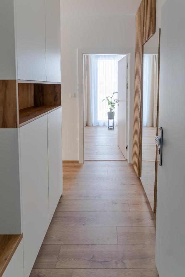 Avocado Apartment Victory Port ลิฟตอฟสกีมิคูลาช ภายนอก รูปภาพ